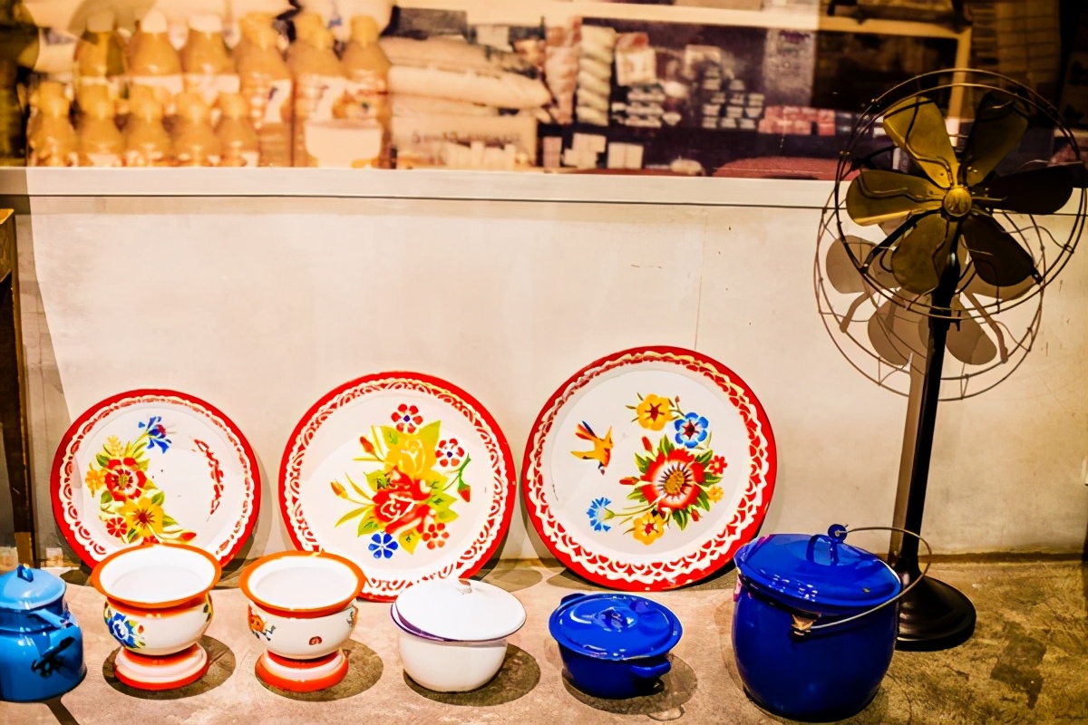 外國人狂購痰盂，用來裝美酒蔬果，美媒醒悟：那是裝尿的別買了