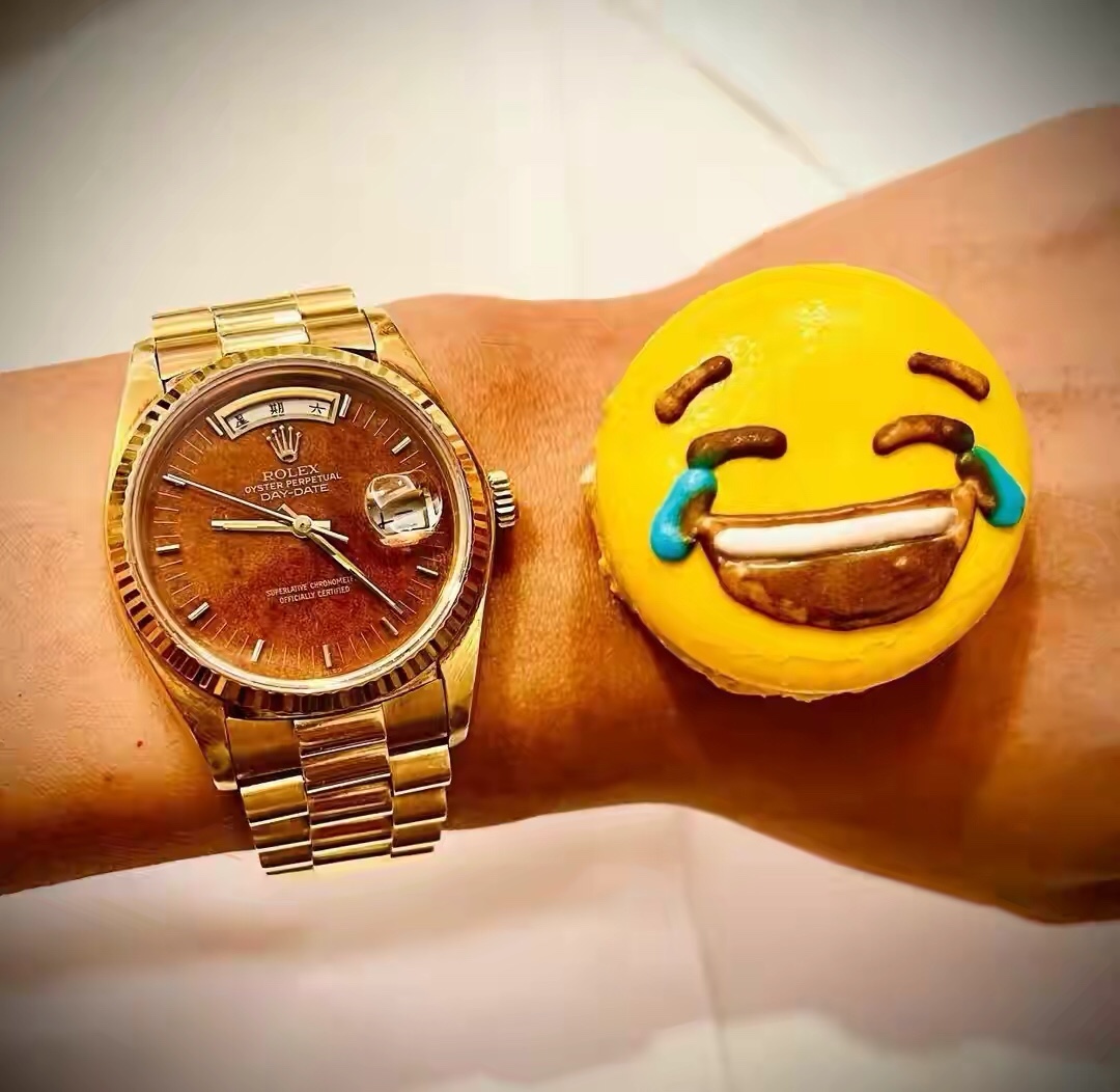 熊黛林老公晒生日全家福，抱双胞胎女儿幸福满满，称家庭为第一位