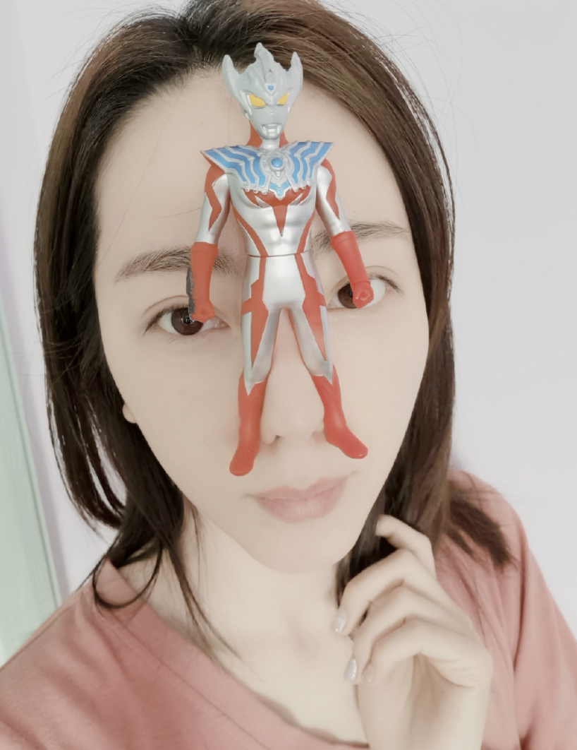 不当央视一姐，也没嫁给老头！李思思被80后老公