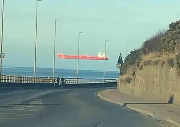 英国男子目击轮船漂浮在空中，并拍摄照片，或来自平行宇宙？