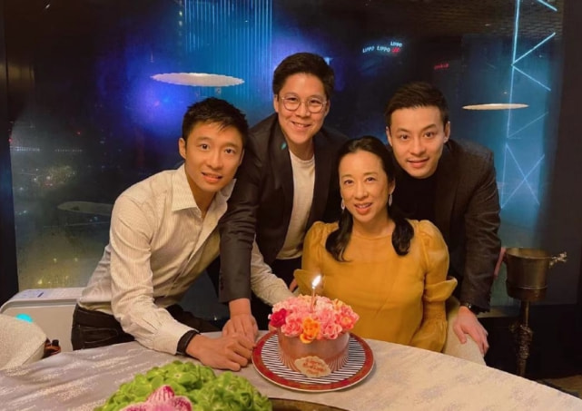 好幸福！郭晶晶晒一家五口温馨日常，与霍启刚爬山自拍秀足恩爱