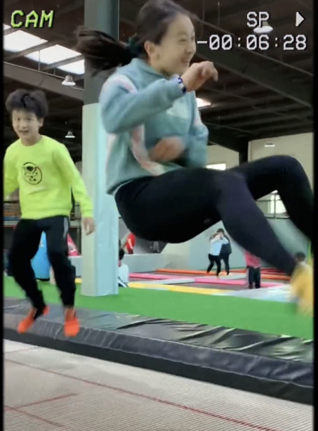 13岁森碟和弟弟玩蹦床！穿紧身裤长腿傲人，因太兴奋表情失控