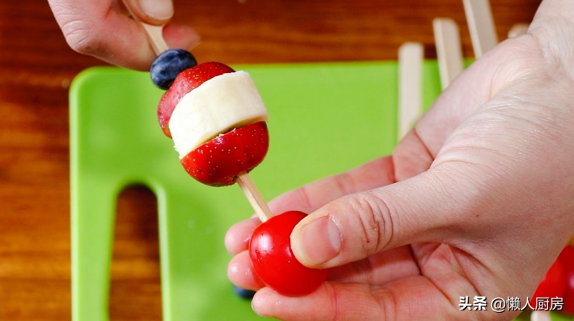 做糖葫蘆時，注意2點，做出來的糖葫蘆不黏牙，不粘手，不反沙