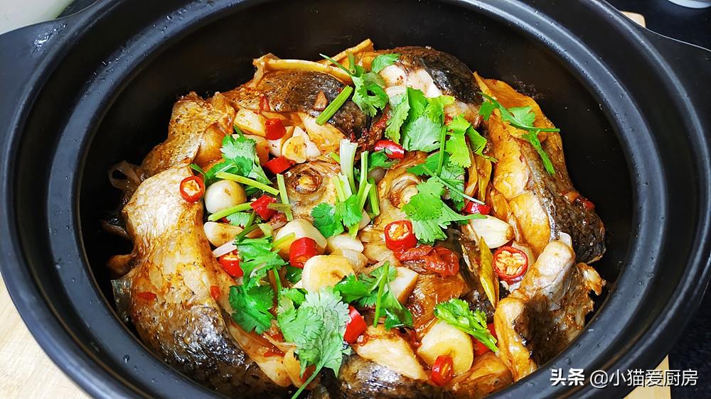 教你做非常简单的砂锅焖草鱼，不用煎也不用油炸，好吃特下饭
