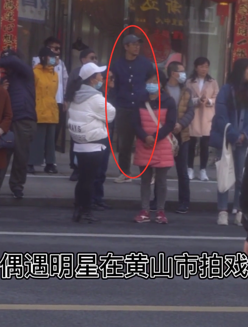 張國立與兒子罕見同框，大口抽雪茄表情享受，張默滿臉胡渣顯憔悴