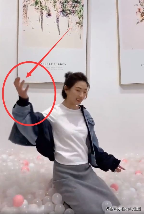 万茜跳女团舞太嗨把戒指都甩掉，谁注意工作人