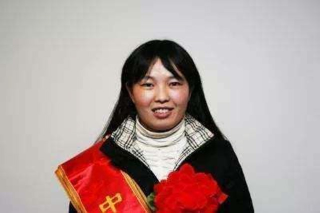 2006年，湖北女孩带病重父亲和继母去上学，14年过去现今过得如何