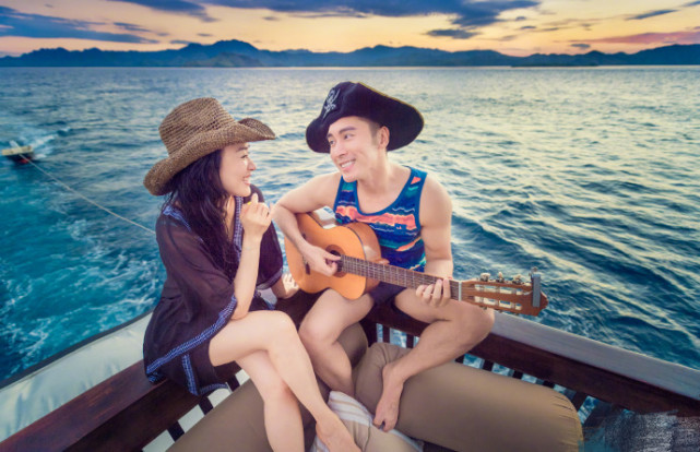 张伦硕为老婆庆生甜喊对方15岁人鱼公主，50岁钟丽缇皮肤水嫩