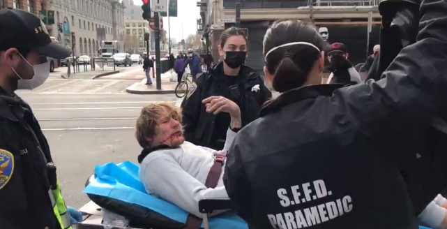 侮辱性极强！白人男子当街行凶，反被华裔老太送上担架，满眼呆滞