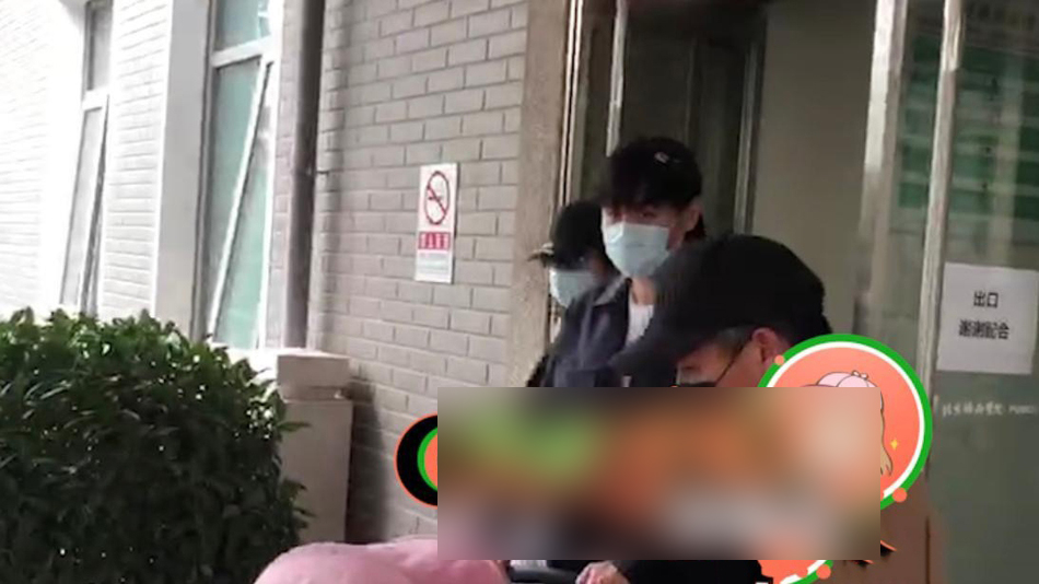 唐艺昕产后出院！张若昀手抱孩子现场派发红包