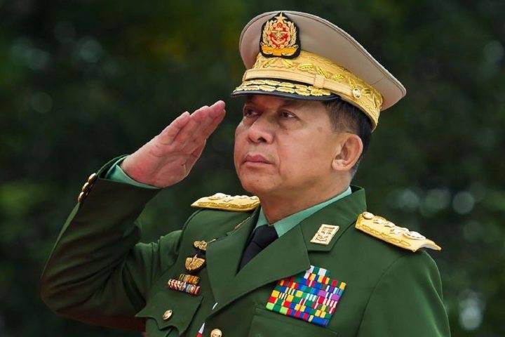 缅甸军方领导人敏昂莱，高级上将军衔，获得过俄罗斯军事合作奖章