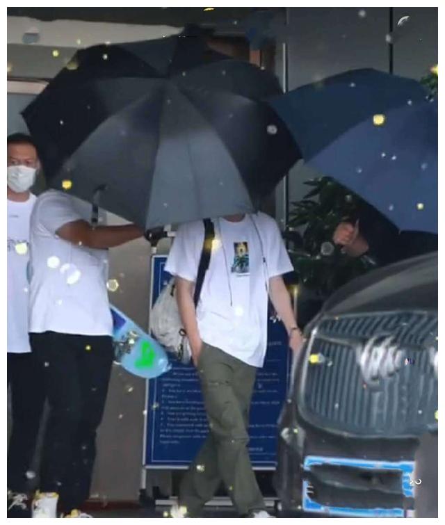 王一博工作行程满，身体劳累令粉丝心疼！但是裤子引发热议