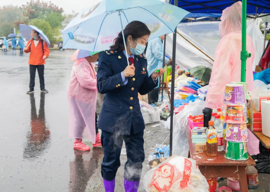 长假出游热情高，峡谷温暖迎游客