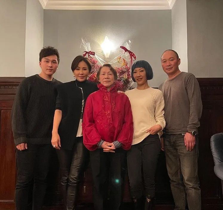 52岁刘嘉玲为弟媳庆生，结婚12年没生子，8亿身家可能给侄子