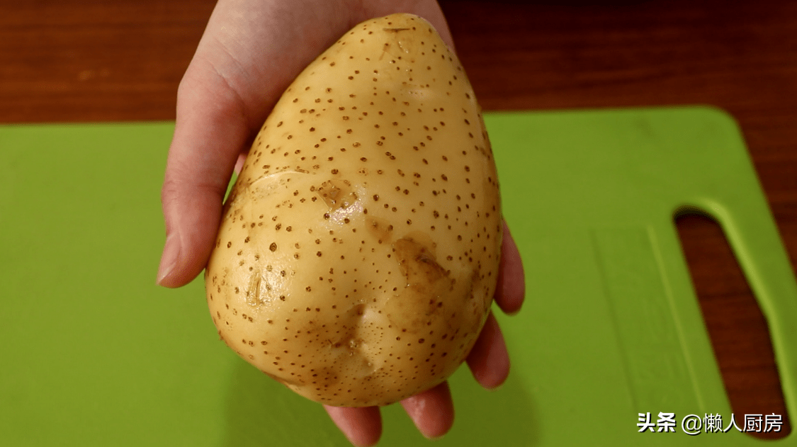 土豆别再炖肉了，教你一个新吃法，好吃到停不下来，比吃肉香