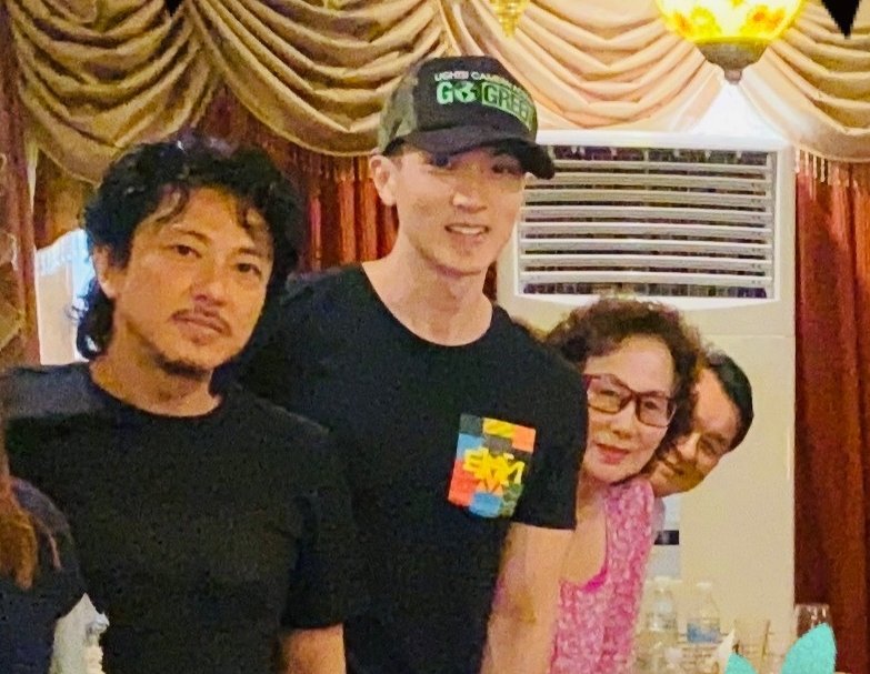 吴尊给老父亲过生日，75岁吴爸被赞减龄，儿子max的颜值也吸睛