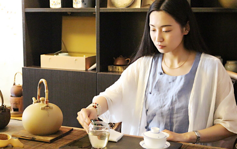 女性秋季喝茶，選哪種茶好？秋天養生喝茶，要注意哪幾點？