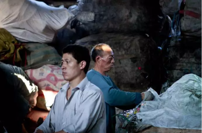 废品回收站在日渐消失！拾荒者和废品收购人员