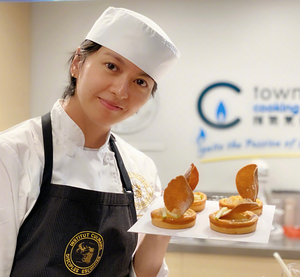 梁詠琪帶娃做蛋糕，45歲素顏真實，5歲混血女兒門牙掉光仍漂亮