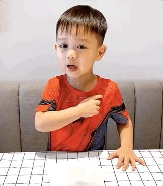 胡杏兒老公曬長子變魔術，奕霆戲精上身超愛演，大眼睛靈動顏值高