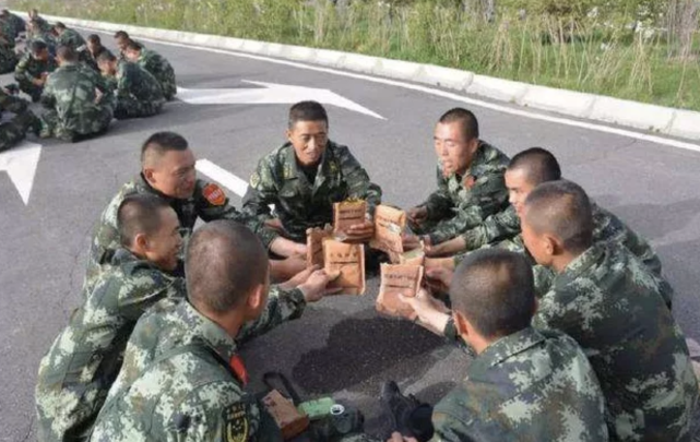 方便面被“踢出”救灾首选？看看救灾人员怎么