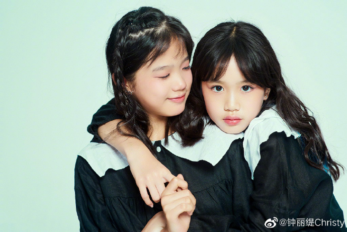 50岁钟丽缇携两女儿登时尚写真！姐妹俩太长脸，高级又时尚气质赞