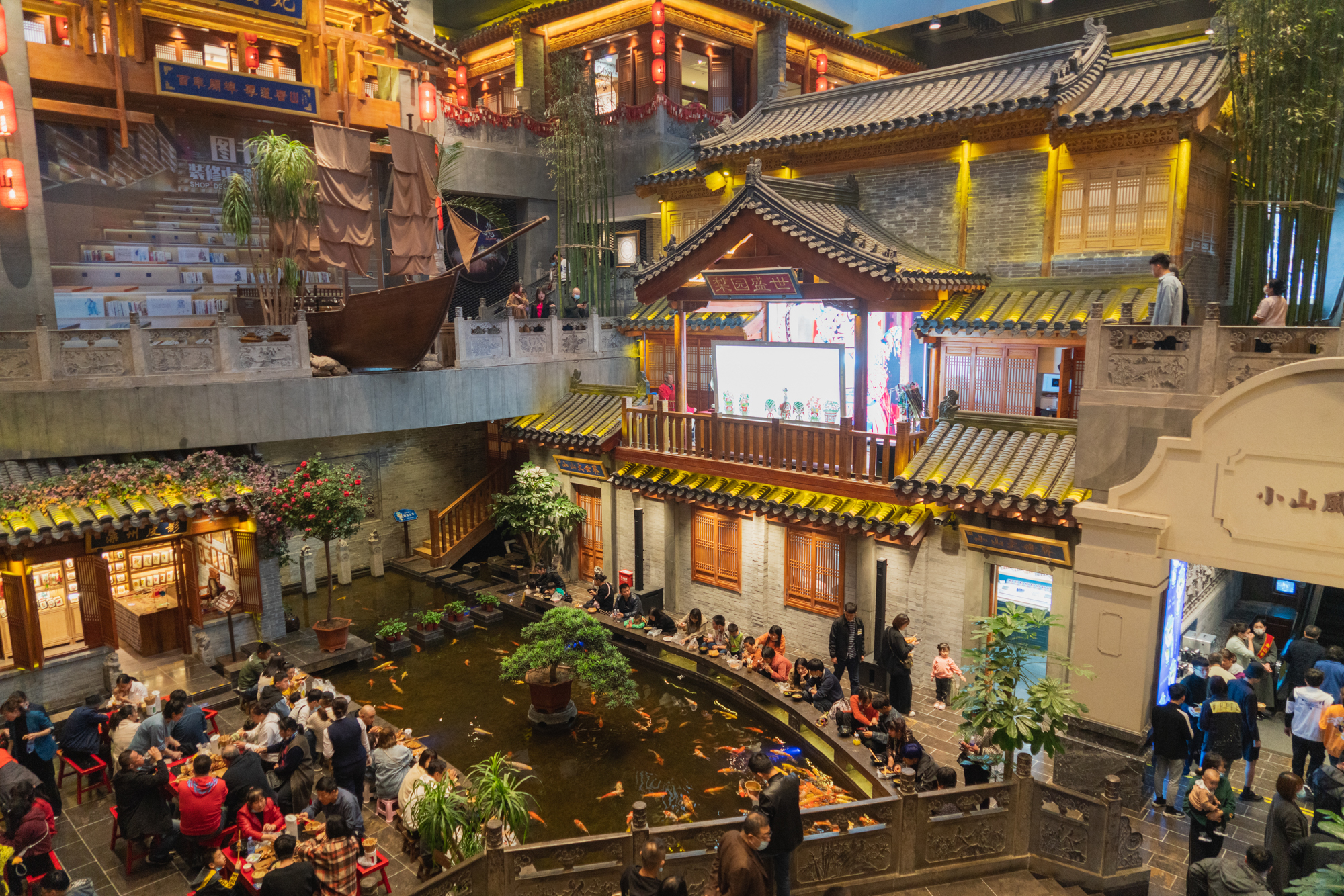 唐山饮食文化博物馆由三街两巷一条河连通,一条概念滦河贯穿其中,两条