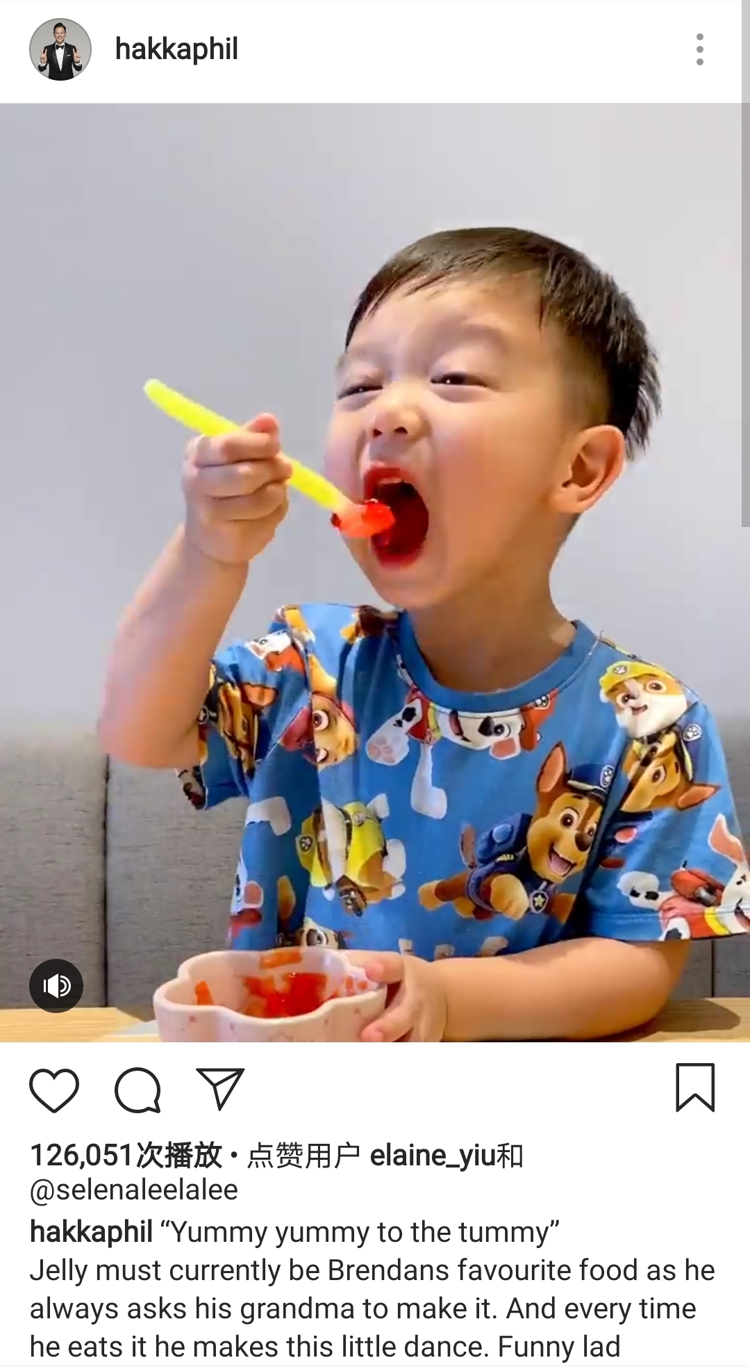 胡杏兒老公週末帶兒子放風，奕霆吃雪糕神態喜感，父子同框超有愛