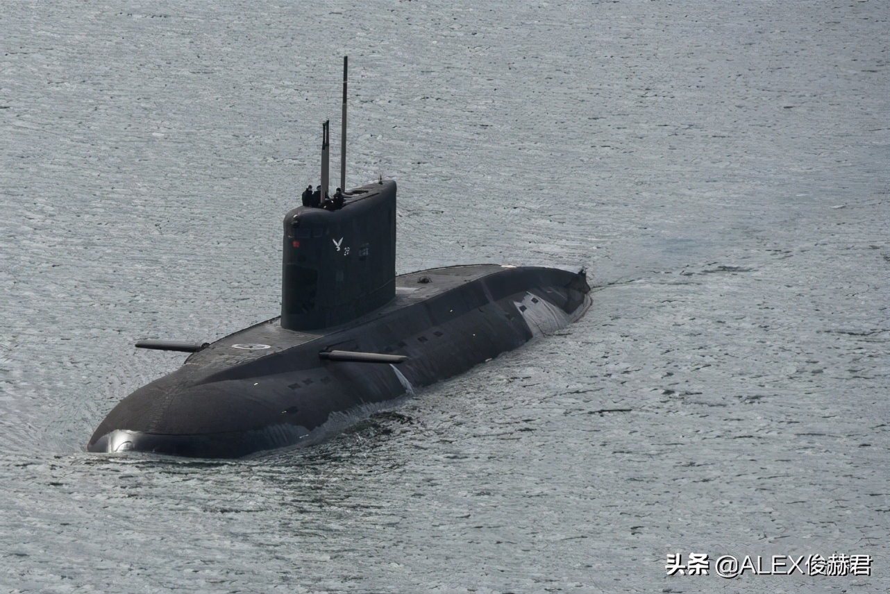 印度海军玩“花活”：潜艇全员出来拍合影，有