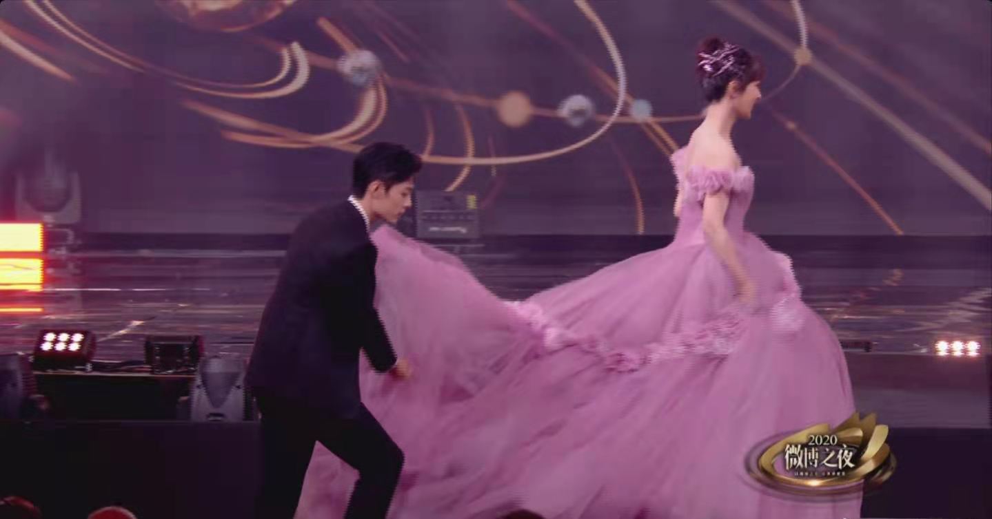 肖战张一山负责提裙子，李现帮忙领奖杯，杨紫的异性缘真是太好了