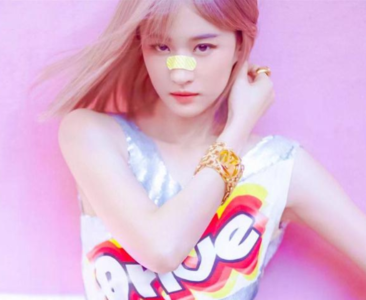 Liu Yifei pink delivers model too dazzle cruel, reflect evaluation polarization forcedly, is LV cameraman level insufficient? 