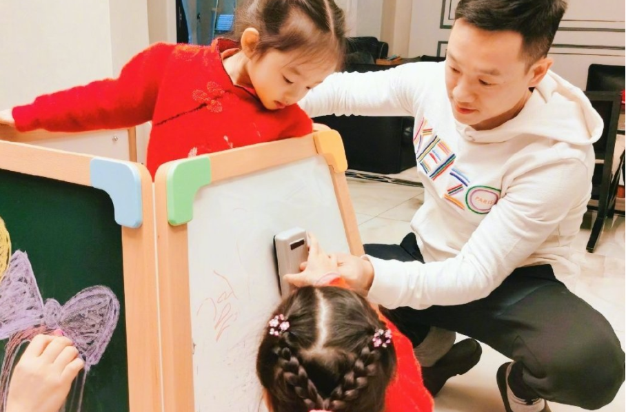 杨威带双胞胎女儿做手工，父女仨面对面像照镜子，豪宅奢华有品位