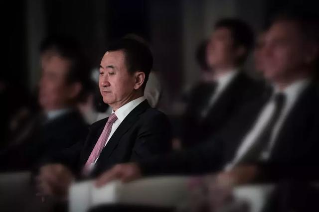 终于明白王健林为什么要卖百年人寿了，网友：