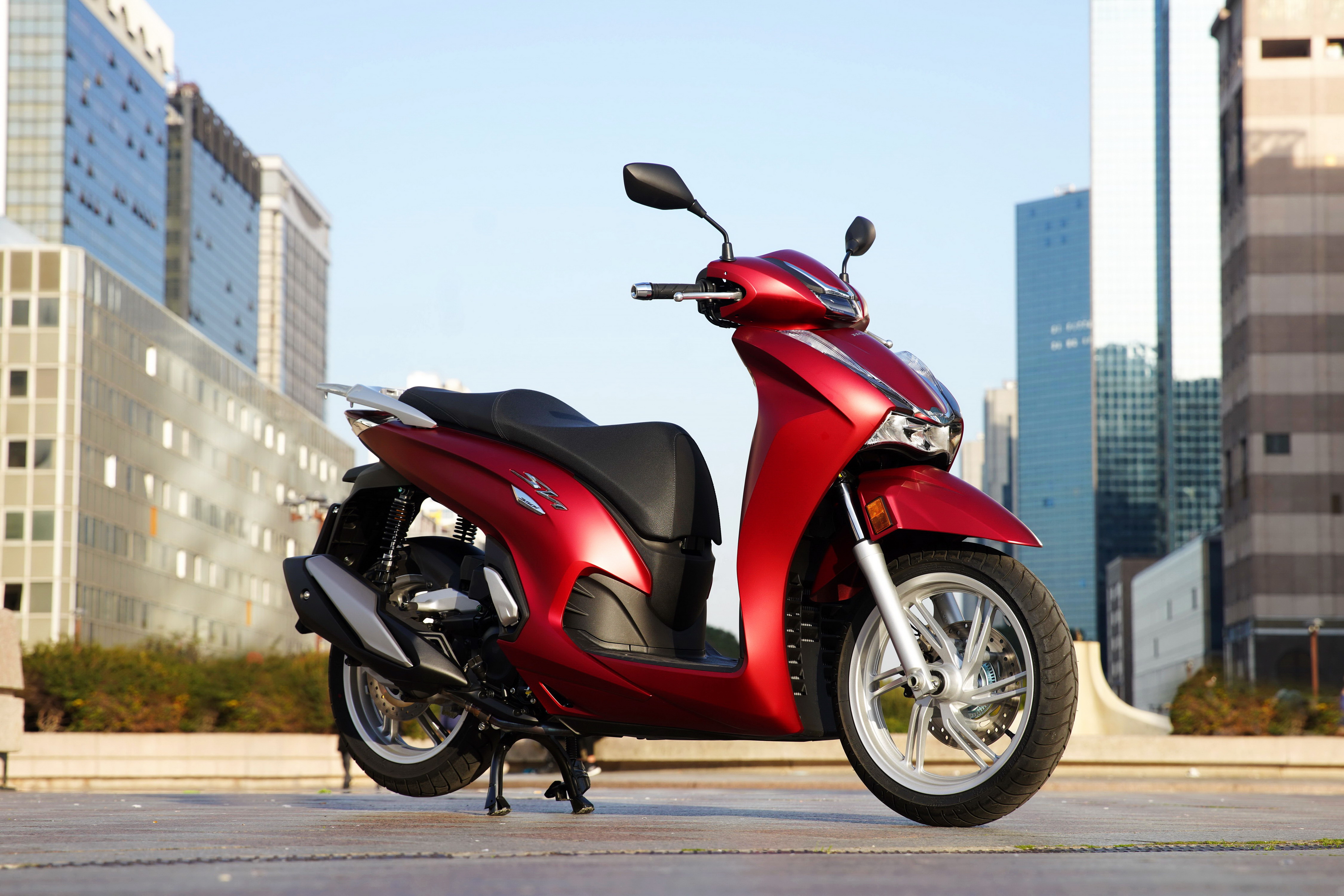 Ho<em></em>nda 中型踏板的拳头 2021 SH350i：户外图集