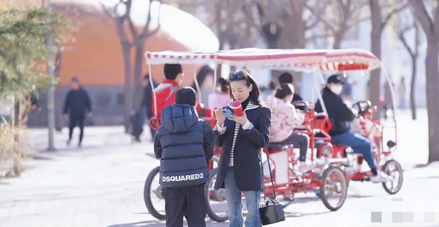 董洁带儿子出去玩，12岁顶顶身高接近妈妈，外套