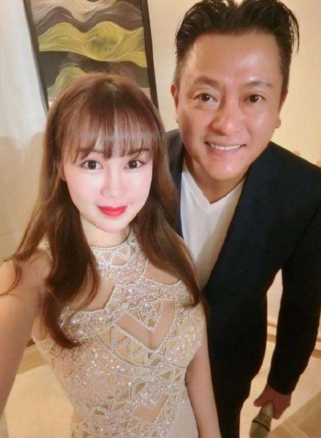 朴素大学生嫁大20岁著名男星，出轨富豪鲜肉，他成了心机女的跳板