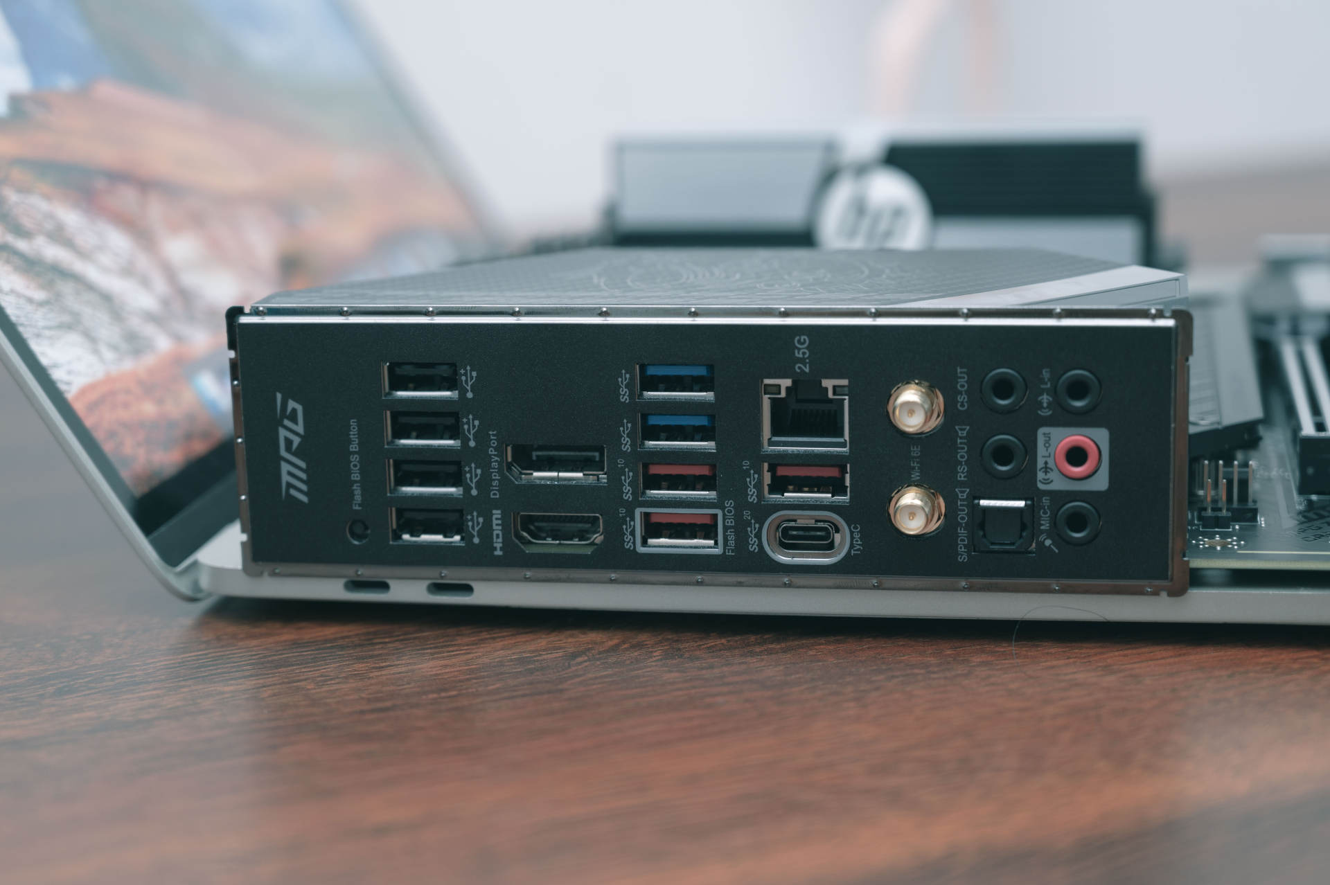 视觉设计的领跑者，不跟随的设计，微星Z590暗黑版上手体验