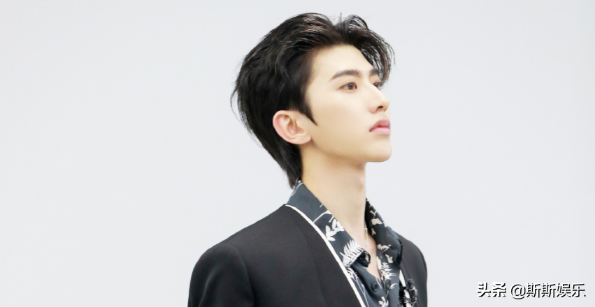 青你2导师合作舞台，蔡徐坤梦幻水舞台、刘雨昕长发、乃万甩话筒