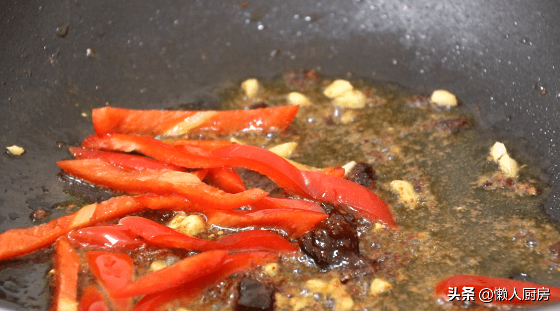 土豆别再炖肉了，教你一个新吃法，好吃到停不下来，比吃肉香