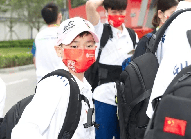 全红婵大火！现身全运会跳水馆，水花消失术来了，小粉丝一脸崇拜