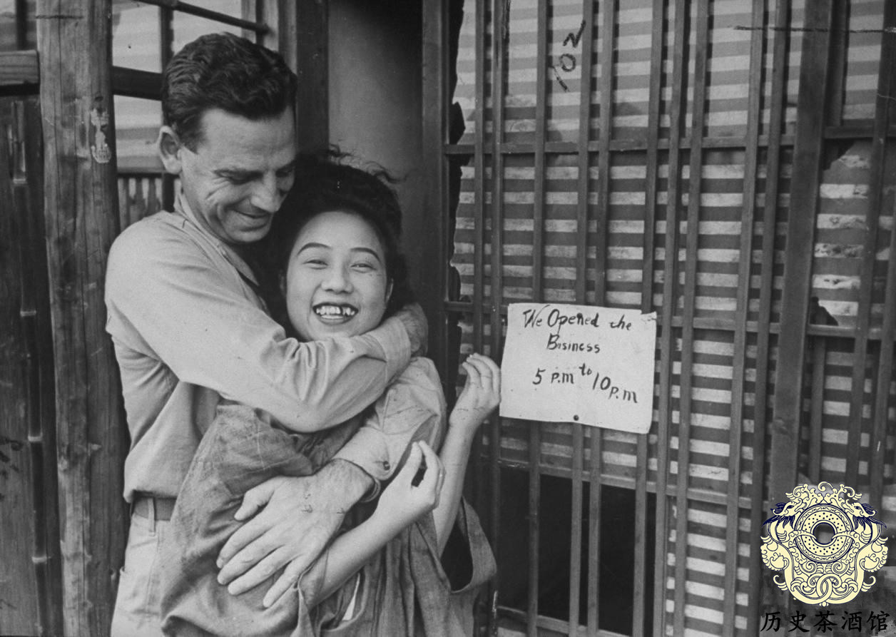 战败后的日本社会老照片：日本士兵沿街乞讨，却成了美军的欢乐窝