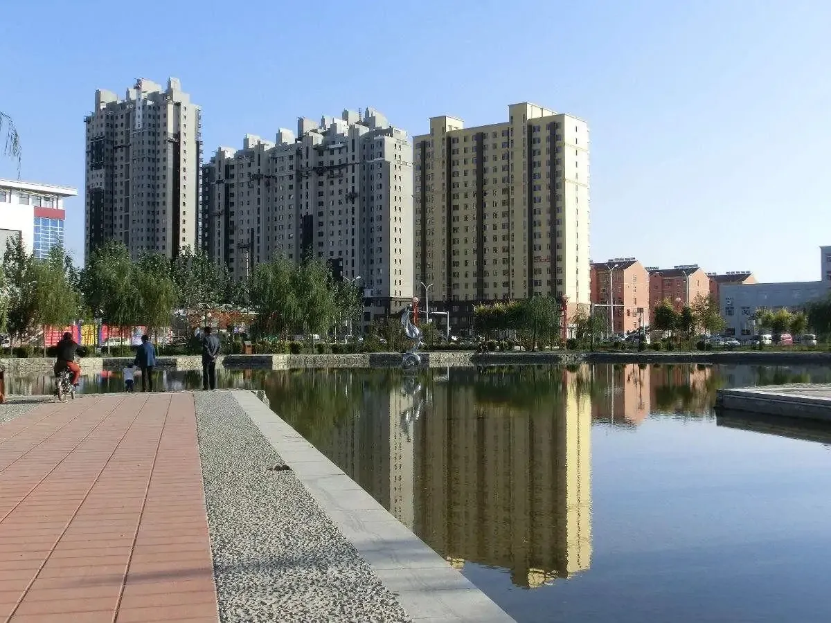 河北的一个县,由沧州市下辖,为我国园林城市,距北京260公里