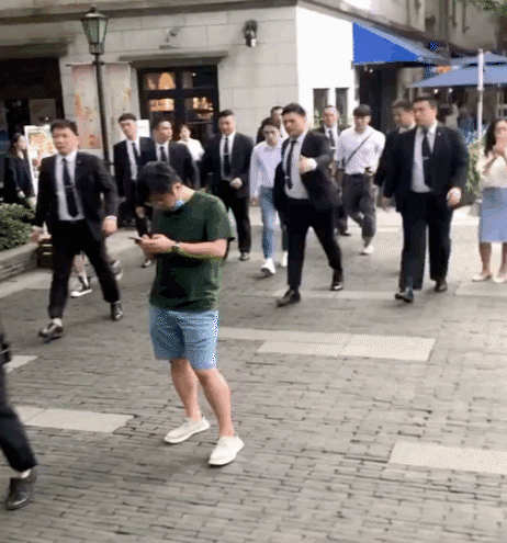 李佳琦半夜发文道歉，对线下活动安保开路推人，他向那位先生道歉