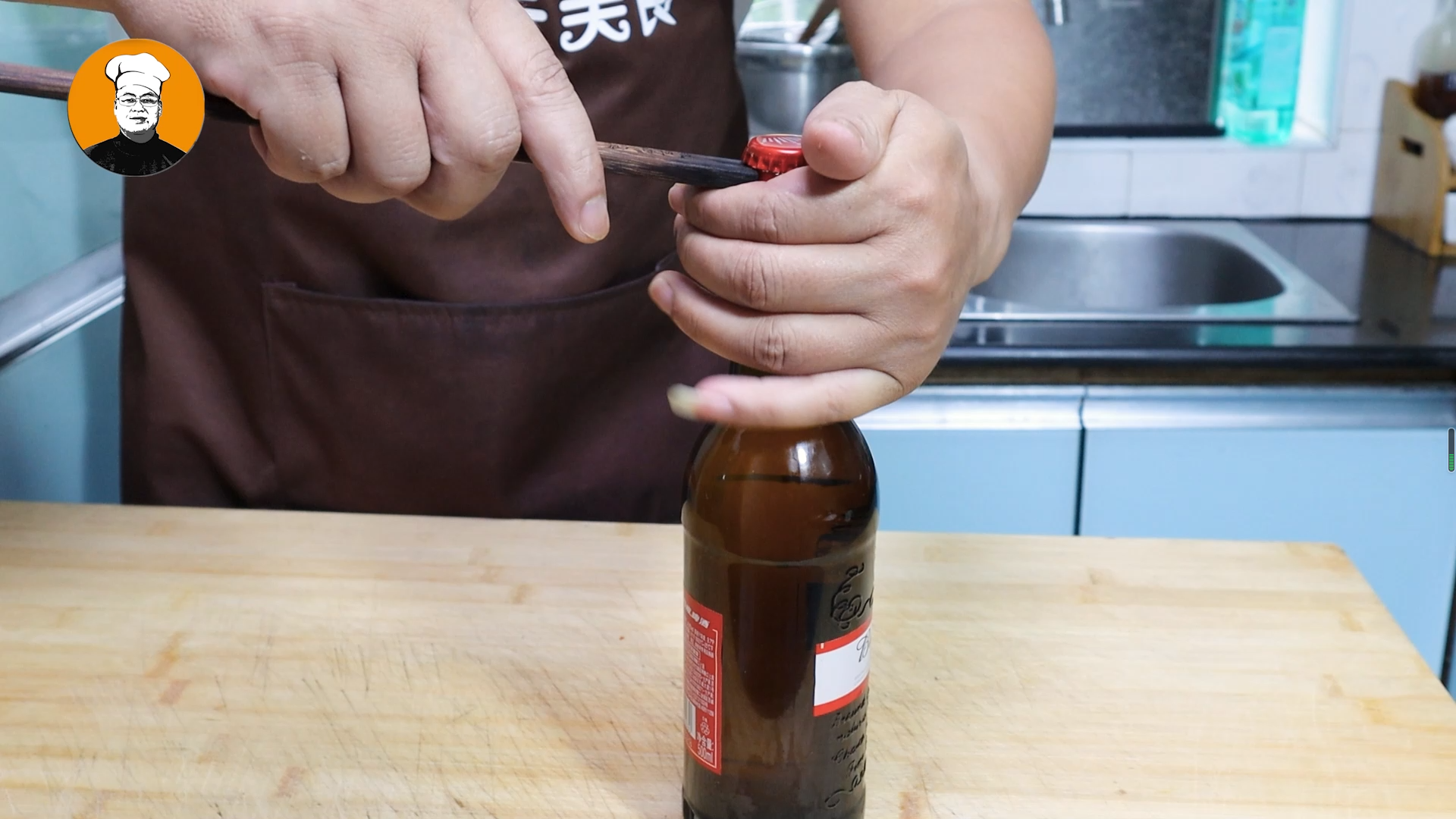 啤酒瓶盖有个"小机关",不用开瓶器,轻轻松松就能打开,真实用