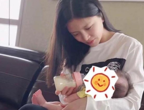 王灿抱女儿出镜高调炫富，戴600万名表，曝光杜淳数百万豪车