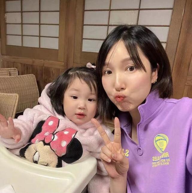 李亞男曬大女兒第一天上幼兒園，2歲天韻自己背書包，獨立又乖巧