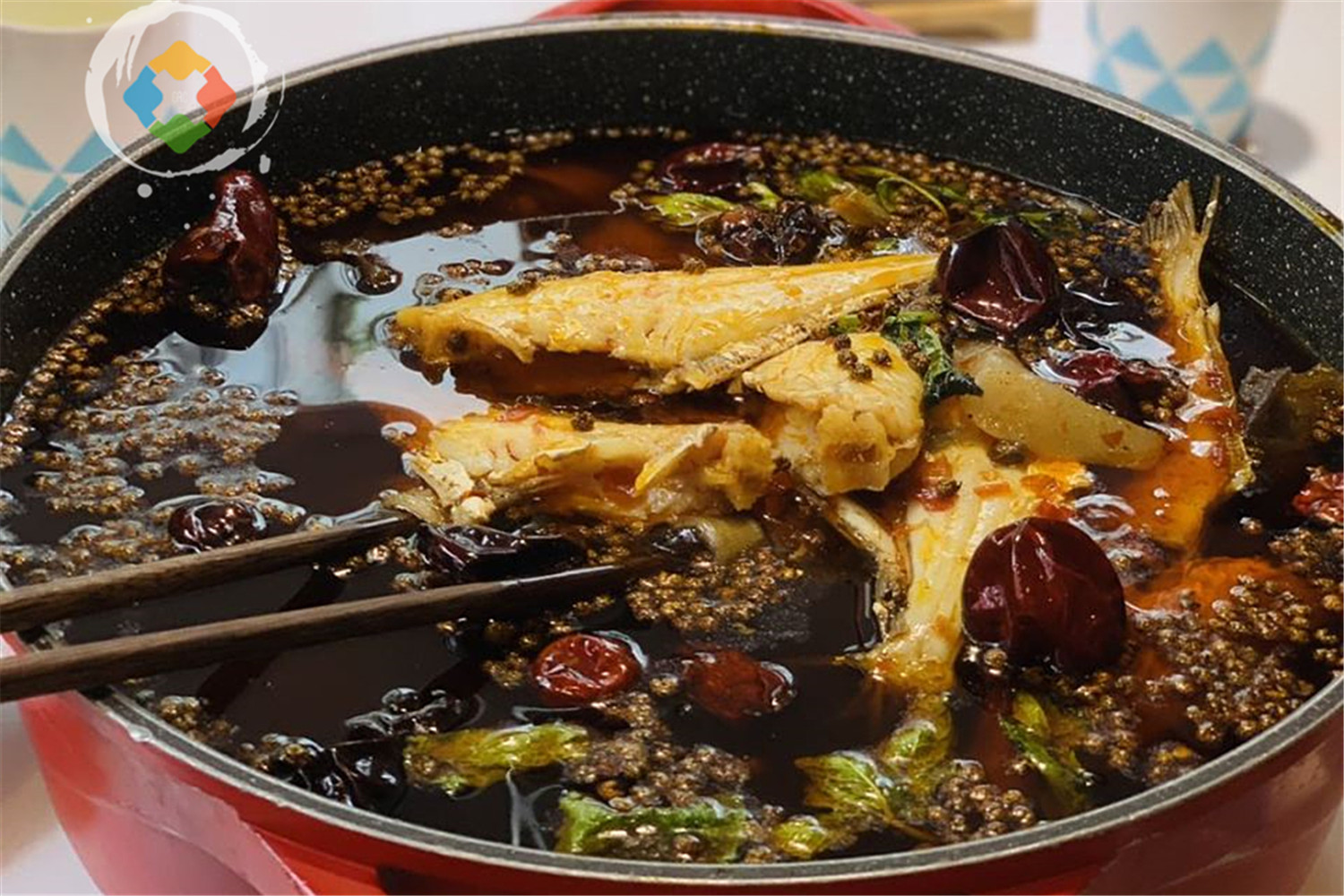 重庆噱头十足的耗儿鱼火锅，在美国打广告，特色蘸料有5种食材