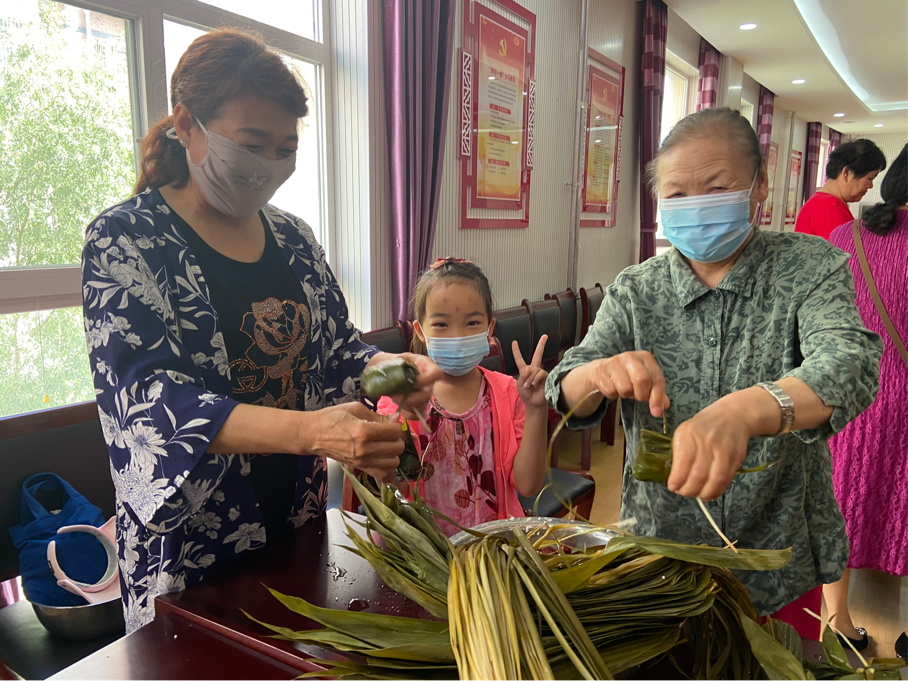 北京市通州区定海园二里社区包粽子送关怀