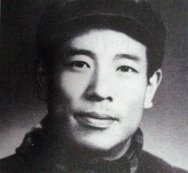 开国将军想家，回老家看望母亲，却发现母亲正