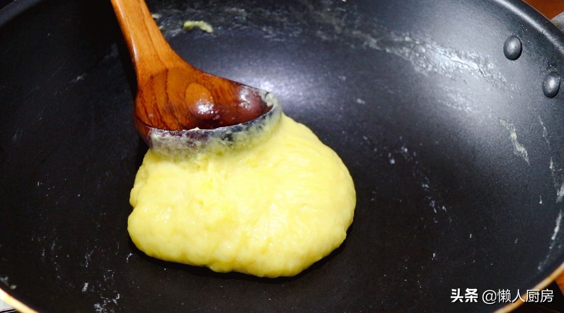 雞蛋和澱粉一起炒，不粘勺子，不粘盤子，吃起來軟糯香甜